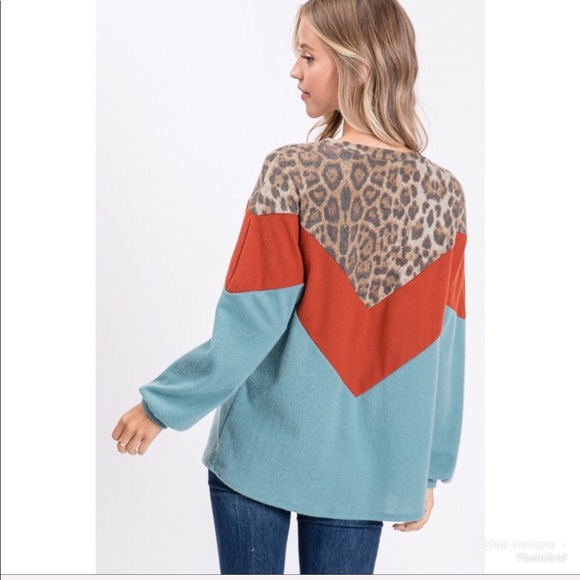 ❤️So Soft Brushed Chevron Color Block Sweatshirt! - Picture 6 of 8
